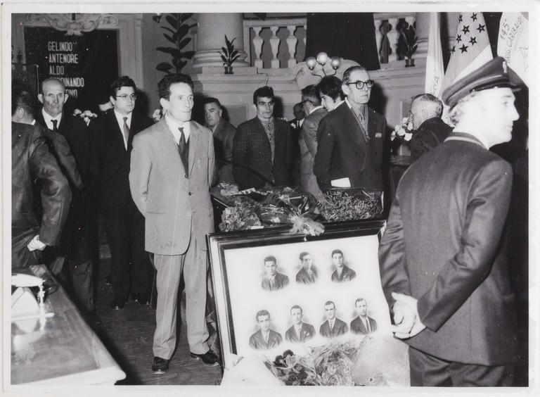Gattatico-Reggio Emilia, 27-30 marzo 1970, Funerali di Alcide Cervi, camera ardente di Alcide nella Sala del Tricolore di Reggio Emilia, picchetto d'onore